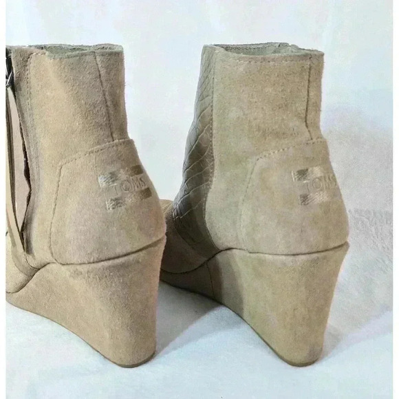 TOMS Women's Desert Wedge High Taupe Suede Croc Embossed Ankle Bootie Size 8 - Picture 2 of 5